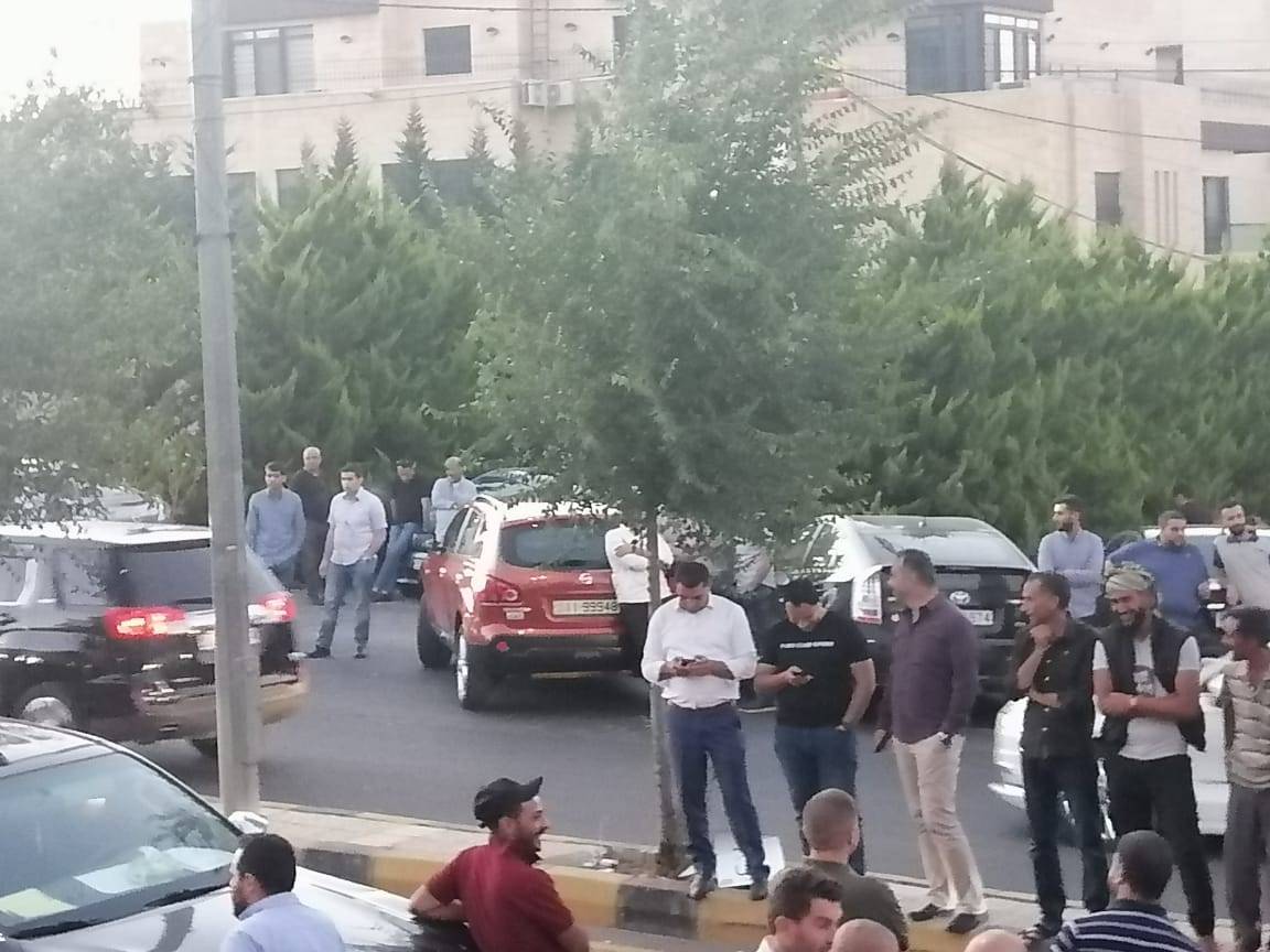 تجمع عدد من أقارب المهندس أحمد الطراونة أمام ديوان اهالي الكرك بدابوق احتجاجا على قرار توقيفه