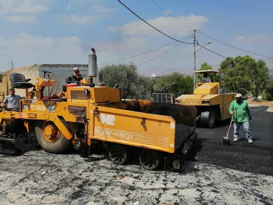 خلطة اسفلتية بكلفة مليون دينار لشوارع بلدية معاذ بن جبل