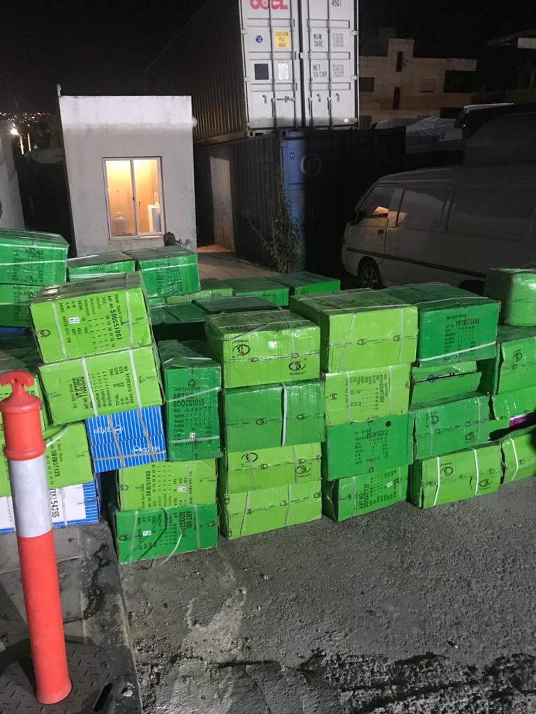 دوريات مكافحة التهريب تضبط حاوية احذية مهربة