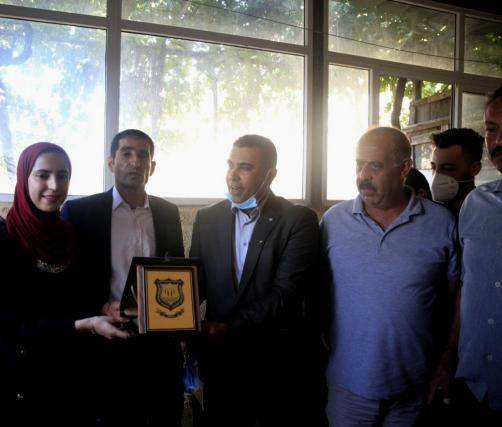 جامعة عمان الاهلية تكرم الطالبة المتفوقة شهد في حلحول بفلسطين وتؤكد على منحتها الدراسية الشاملة لها