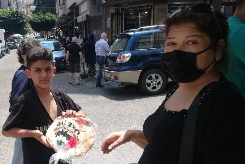 لبنان : مؤسسة الأمان الأهلية الخيرية توزع أرغفة العيش وربطات الخبز على المحتاجين ببيروت