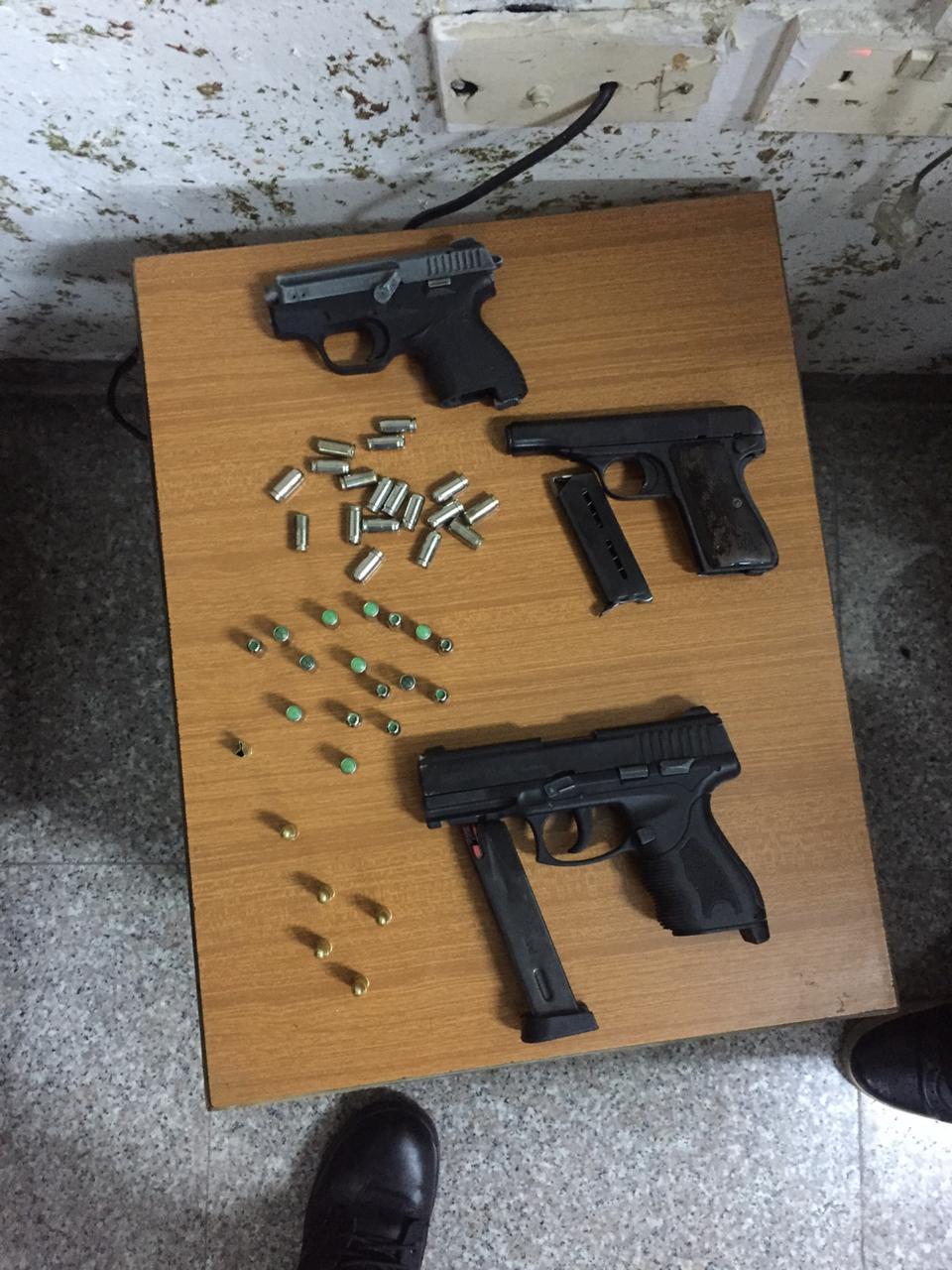 الزرقاء : القبض على 4 أشخاص من ذوي الأسبقيات الجرمية بحوزتهم 3 أسلحة نارية ومجموعة من المسروقات