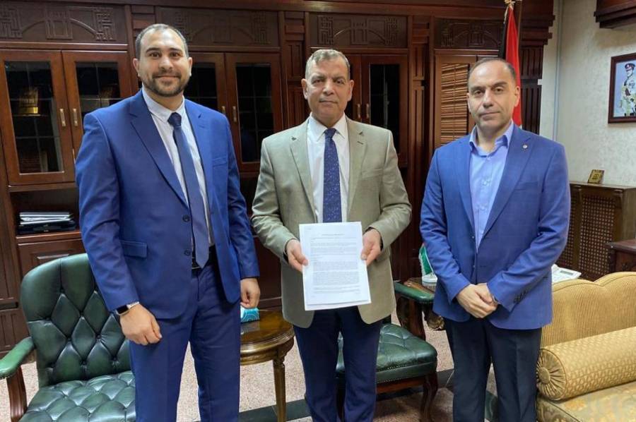 وزير الصحة يوقع اتفاقية مع شركة فايزر للأدوية لإمكانية تزويد الأردن بمليوني جرعة من مطعوم فيروس كورونا