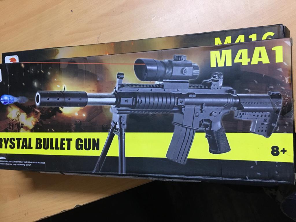 الجمارك تحبط تهريب مسدسات وبنادق خرز