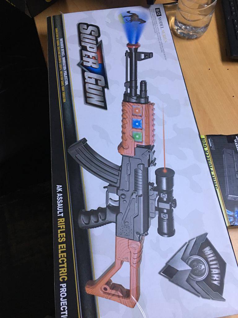 الجمارك تحبط تهريب مسدسات وبنادق خرز