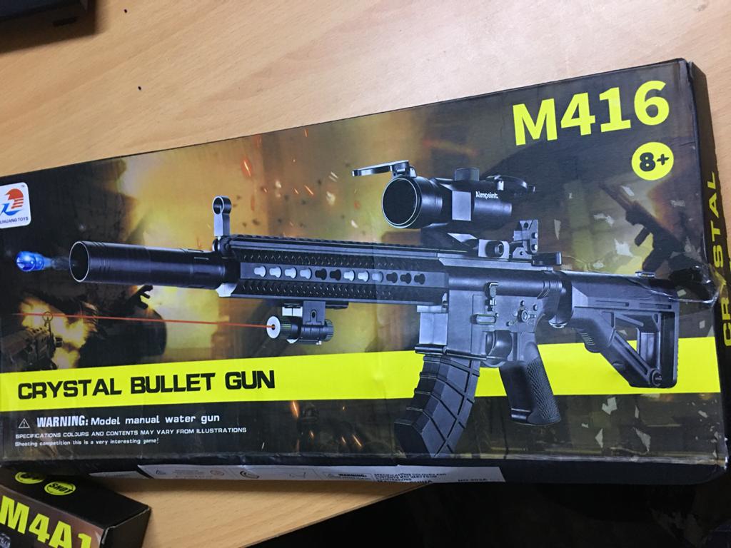 الجمارك تحبط تهريب مسدسات وبنادق خرز