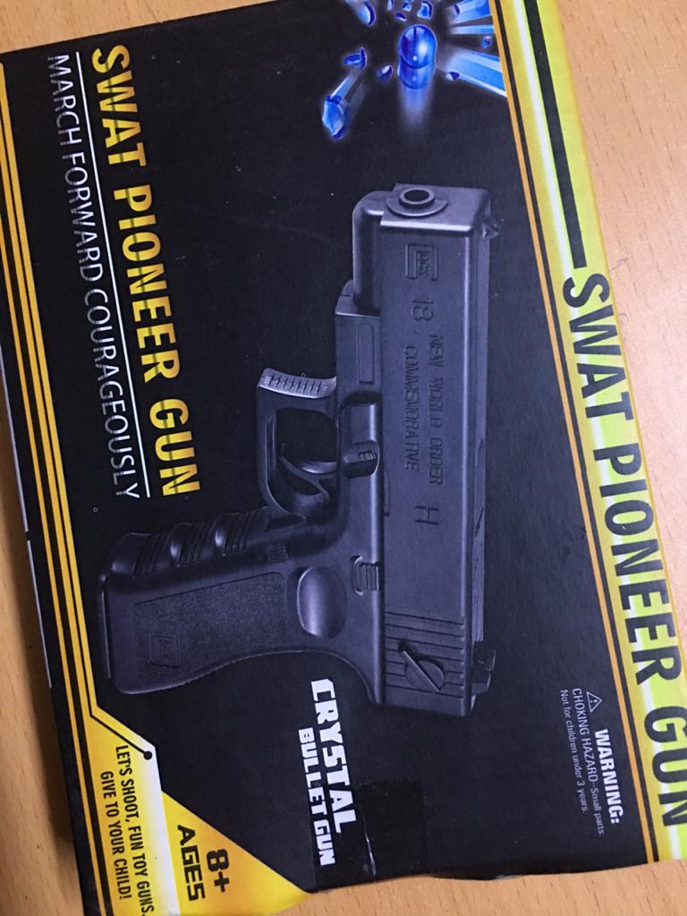 الجمارك تحبط تهريب مسدسات وبنادق خرز