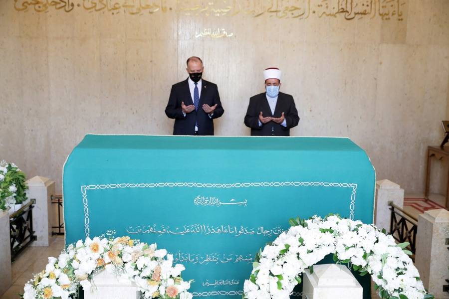 الامراء فيصل بن الحسين ورعد بن زيد ومرعد بن رعد يزورون ضريح الملك المؤسس