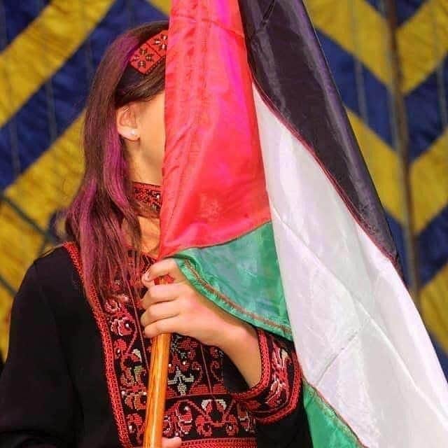 الطفلة سلوى شعث تخفي دموعها بالعلم الفلسطيني .. فيديو وصور