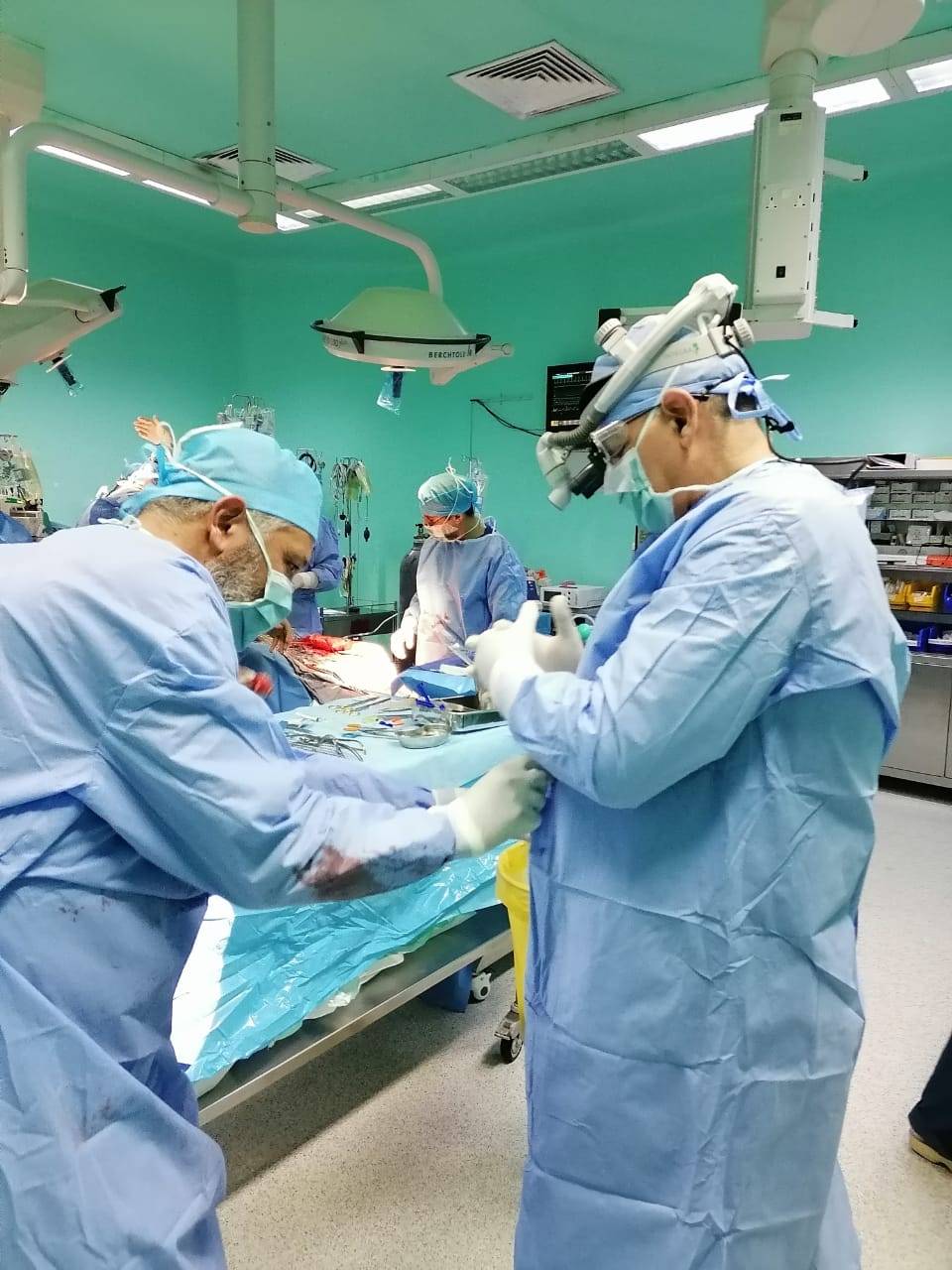 وزير الصحة يجري عملية جراحية قلب مفتوح لمريض ادخل الى مستشفى الامير حمزة بحالة طارئة