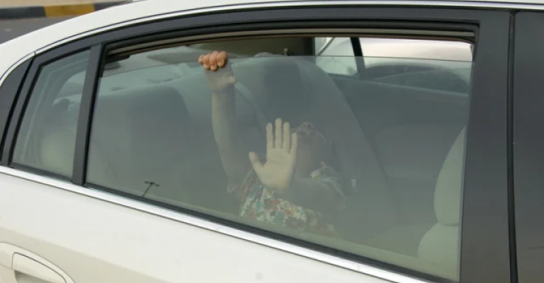 رجل سير ينقذ طفلتين تركتا  داخل مركبة بشكل عرض حياتهما للخطر في ظل ارتفاع درجات الحرارة