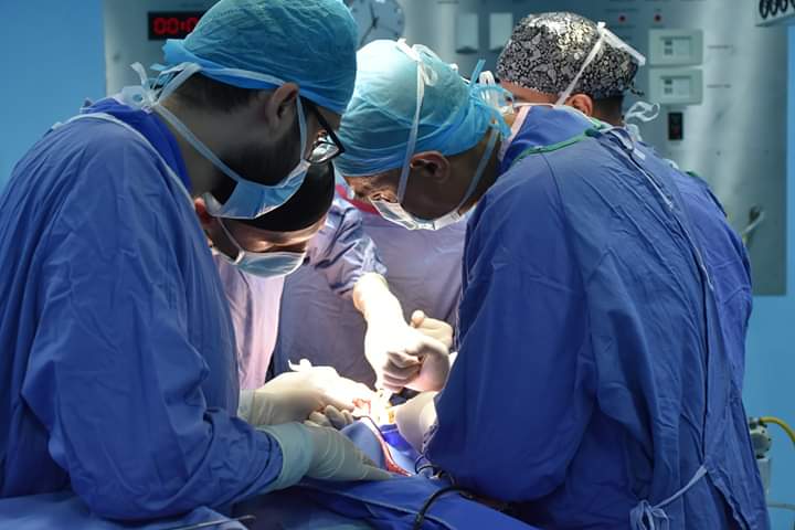 عملية نوعية في مستشفى الملك المؤسس عبدالله الجامعي لمريضة تعاني من عدم القدرة على فتح الفم نهائيا