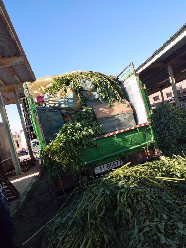 الجمارك تحبط تهريب سيارة محملة باكسسورات اجهزة خلوية