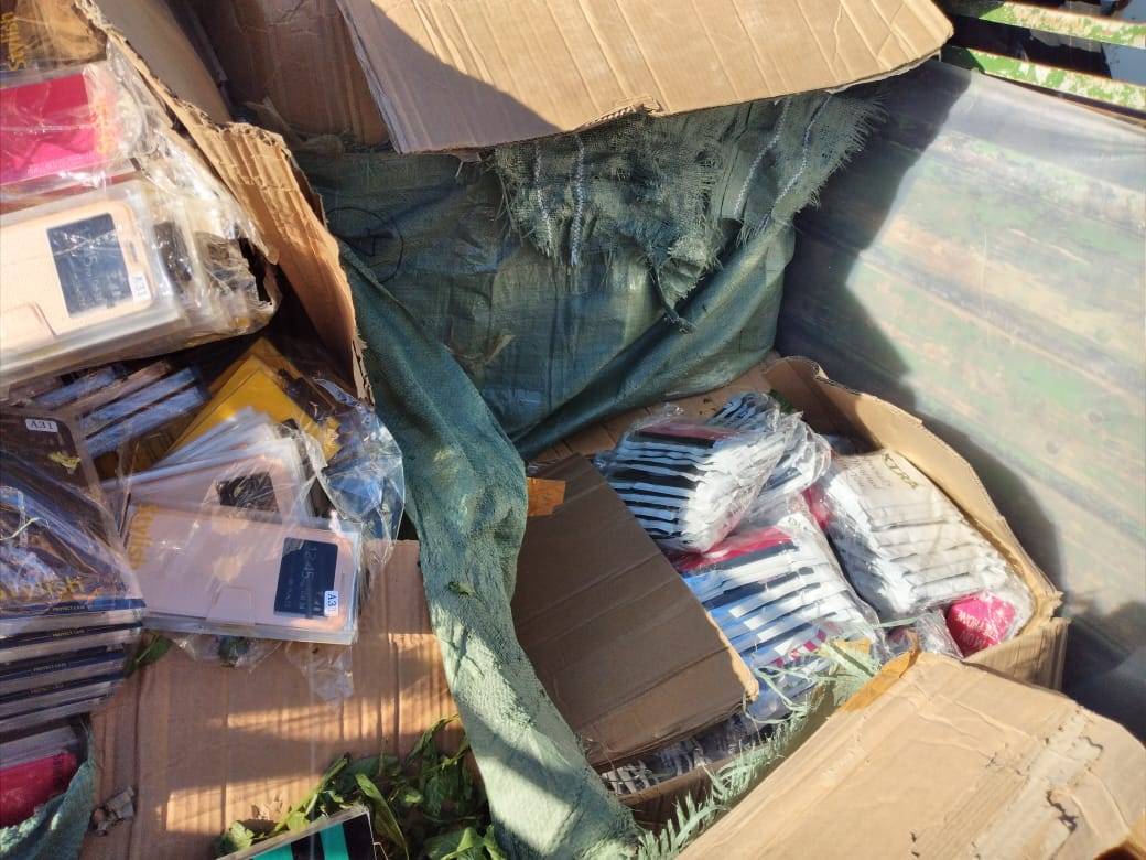 الجمارك تحبط تهريب سيارة محملة باكسسورات اجهزة خلوية