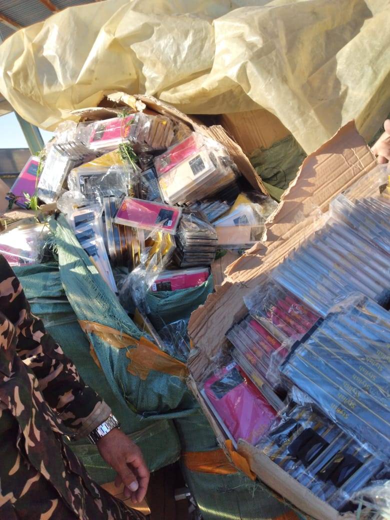 الجمارك تحبط تهريب سيارة محملة باكسسورات اجهزة خلوية