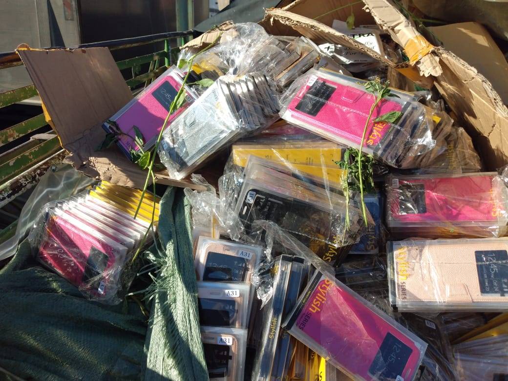 الجمارك تحبط تهريب سيارة محملة باكسسورات اجهزة خلوية