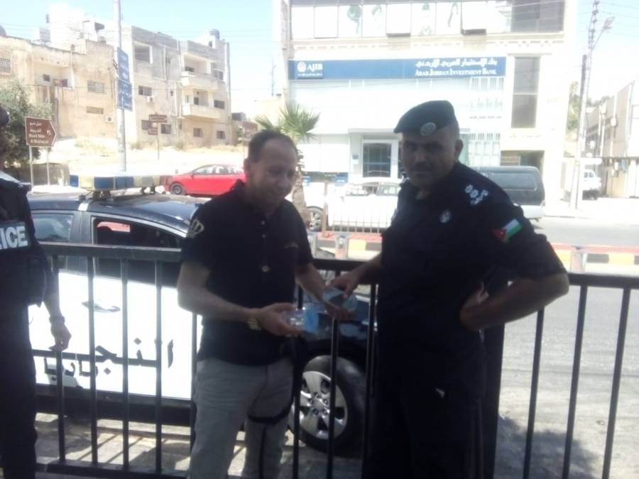 توزيع المياه الباردة على الشرطة في مادبا