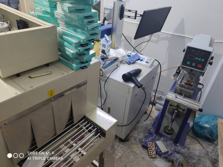 الجمارك تضبط ماكينات ومصنع لتزوير ماركات عالمية مشهورة