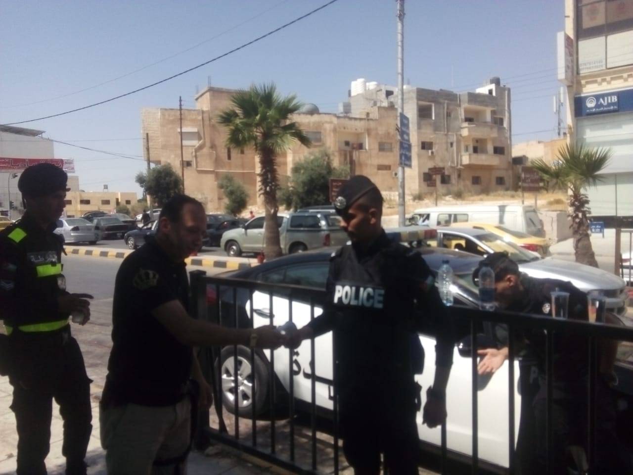 توزيع المياه الباردة على الشرطة في مادبا 