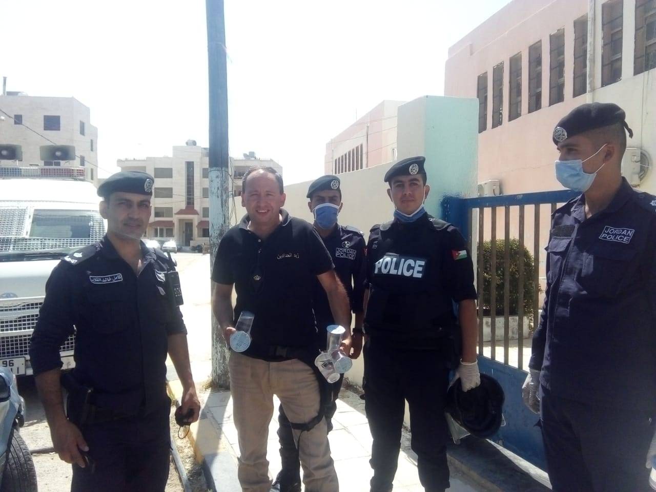 توزيع المياه الباردة على الشرطة في مادبا 