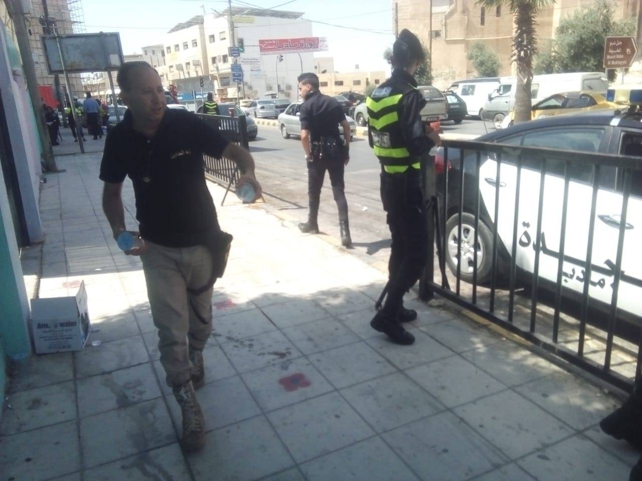 توزيع المياه الباردة على الشرطة في مادبا 