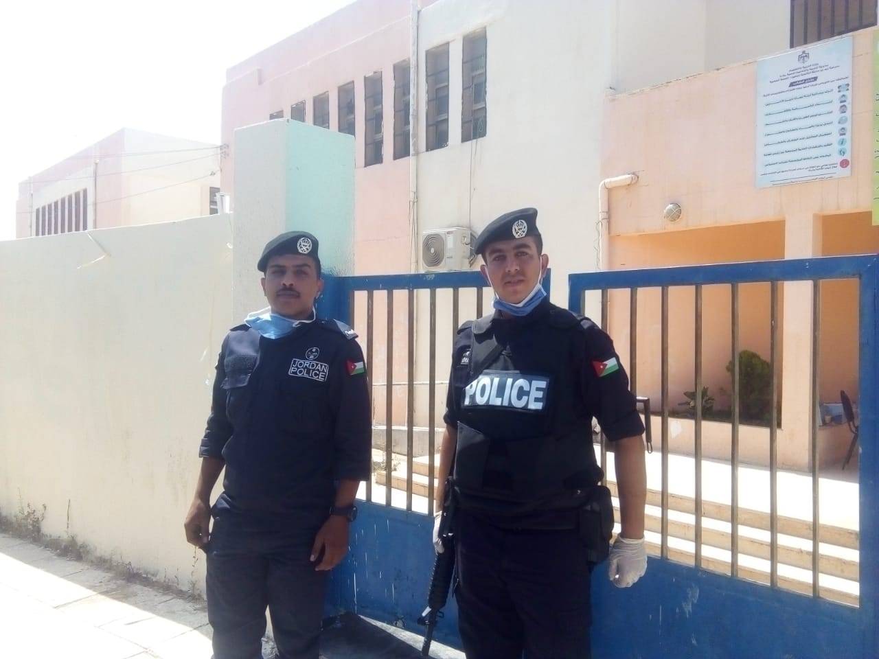 توزيع المياه الباردة على الشرطة في مادبا 