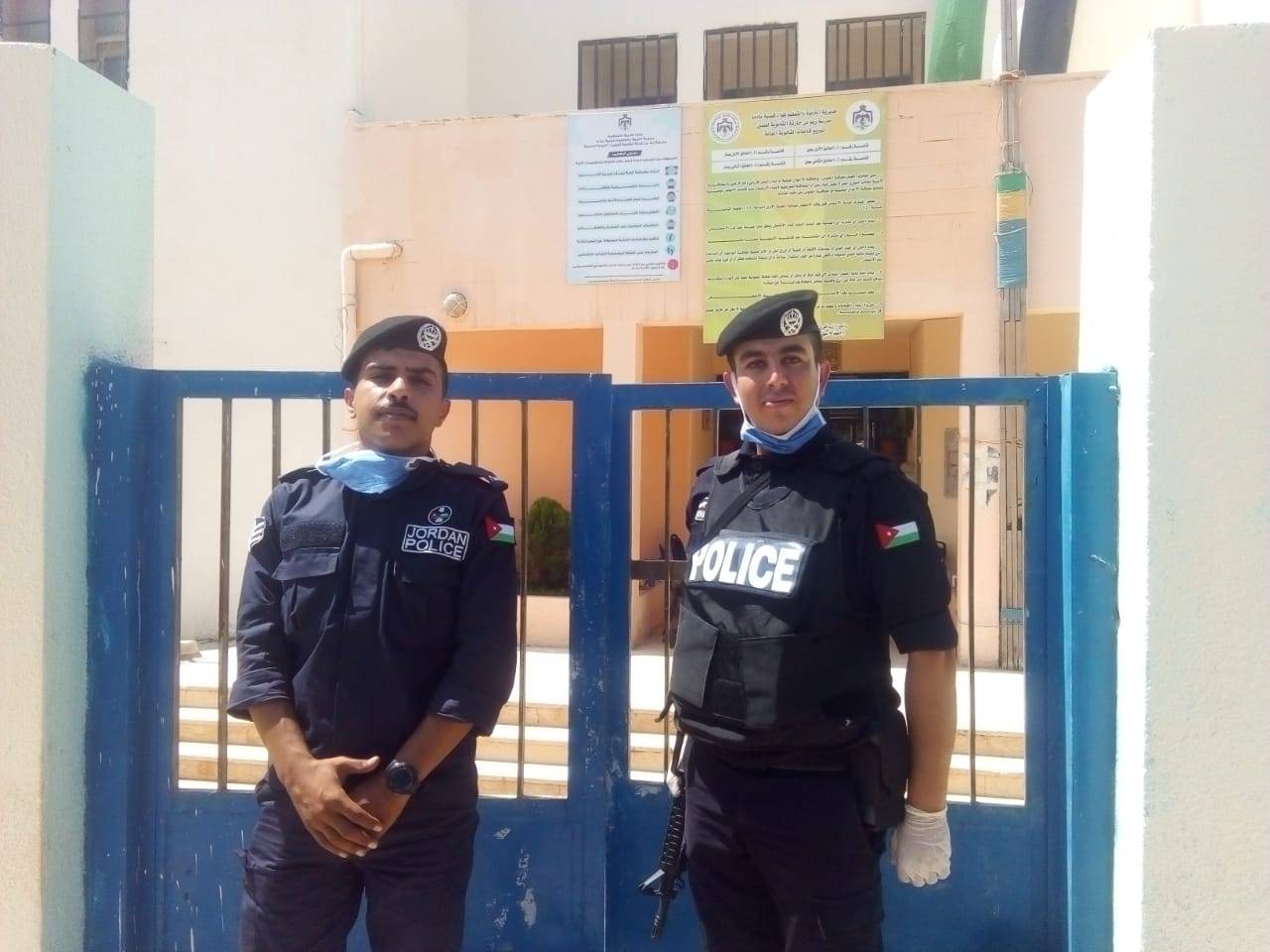 توزيع المياه الباردة على الشرطة في مادبا 