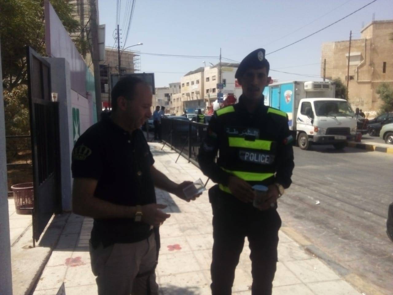 توزيع المياه الباردة على الشرطة في مادبا 