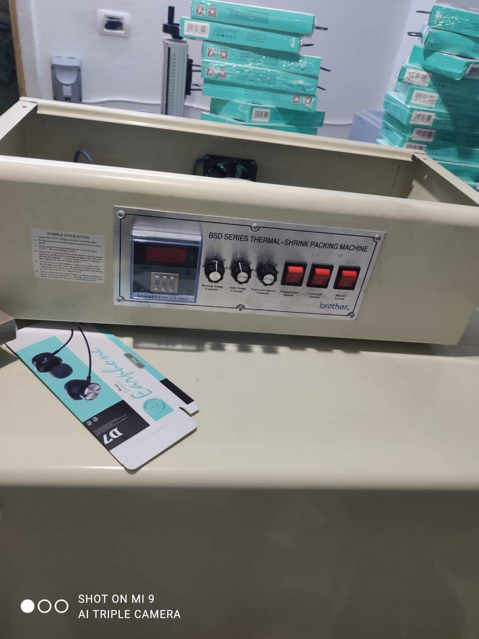 الجمارك تضبط ماكينات ومصنع لتزوير ماركات عالمية مشهورة 