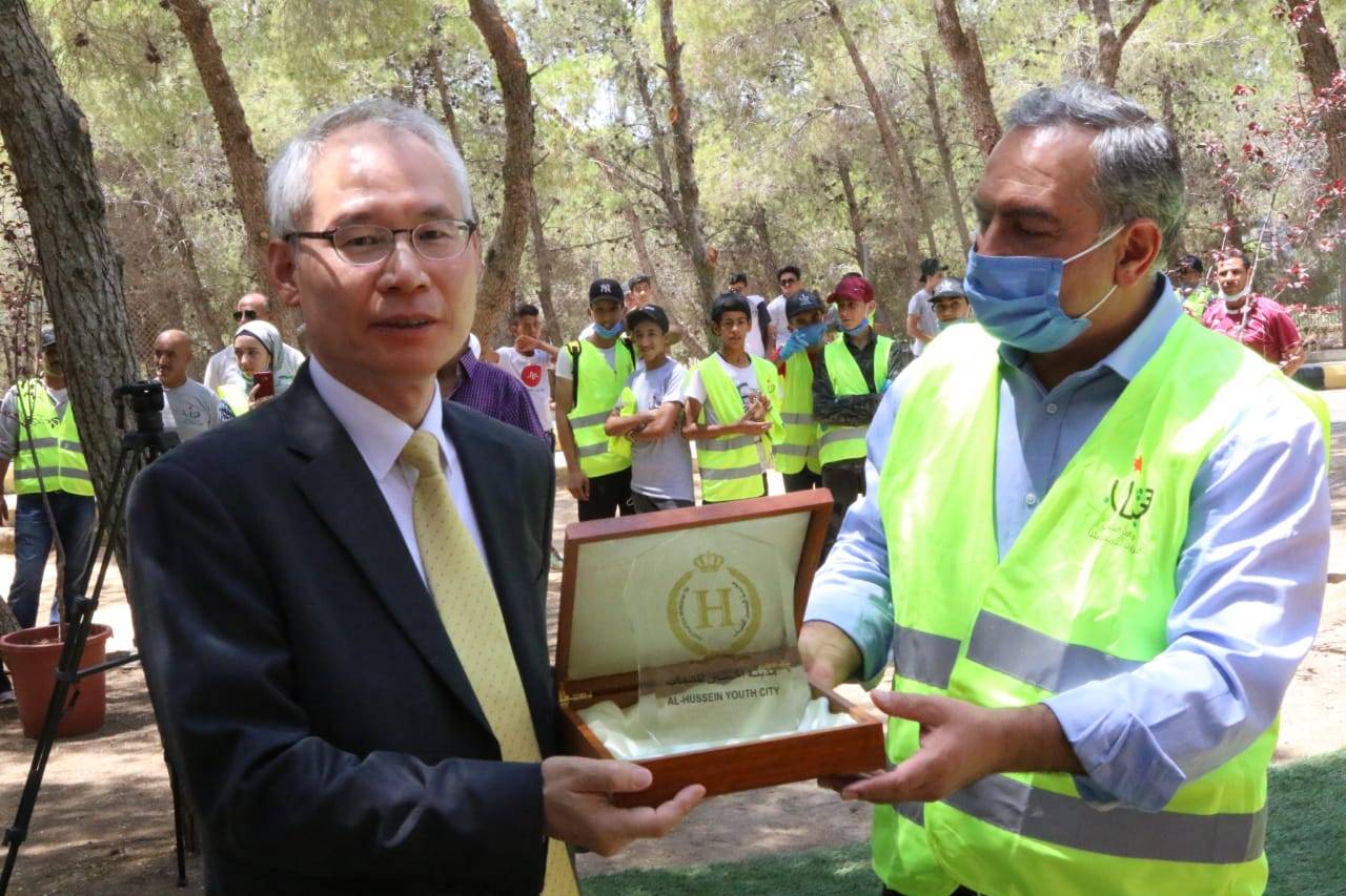 وزير الشباب يفتتح معسكر العمل التطوعي والجيم الخارجي في مدينة الحسين للشباب