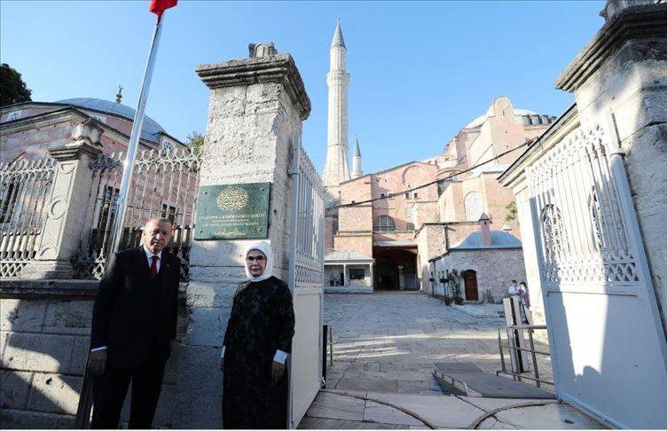 الرئيس التركي أردوغان يزيح الستار عن لوحة جامع آيا صوفية