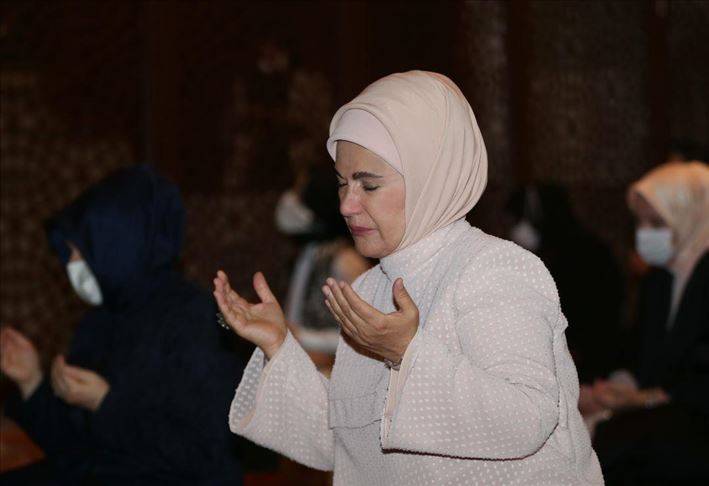 حضور نسائي لافت في صلاة الجمعة بمسجد آيا صوفيا .. ومن بينهن زوجة الرئيس
