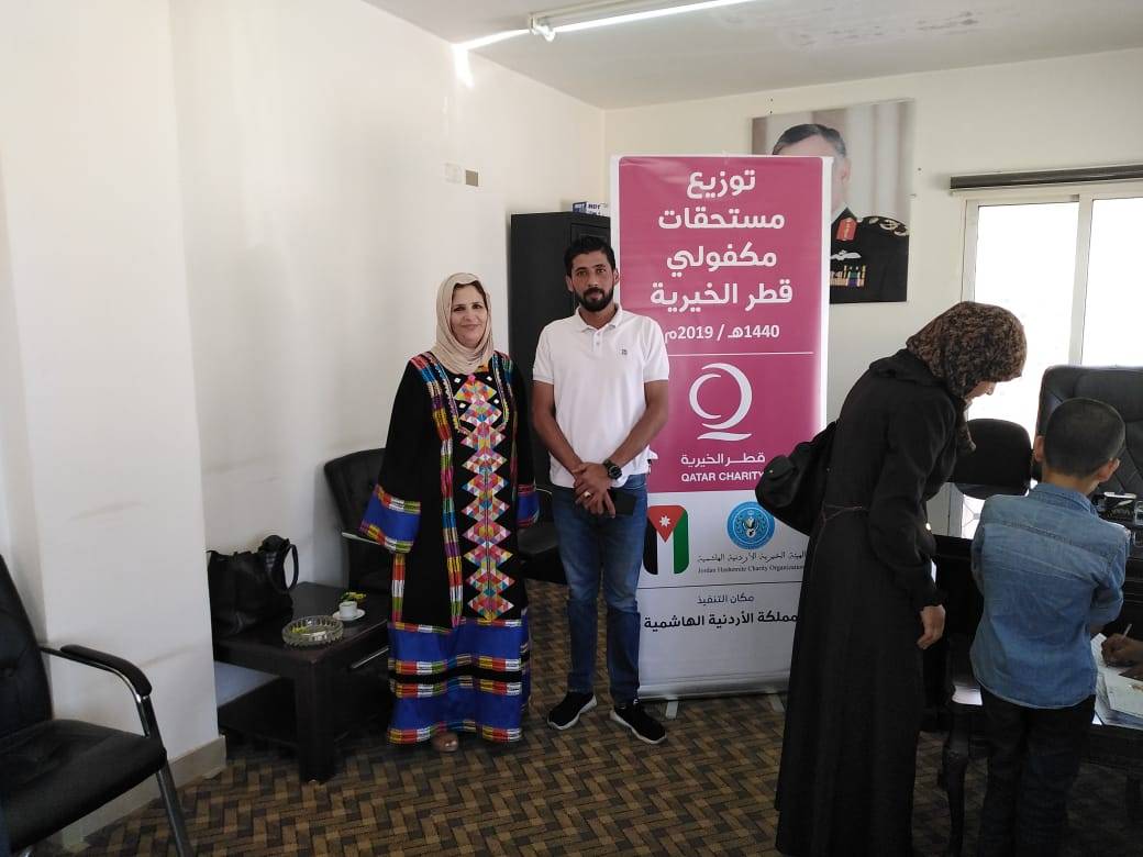 الهيئة الخيرية الهاشمية والجمعية القطرية تسلم كفالات الايتام في مادبا 