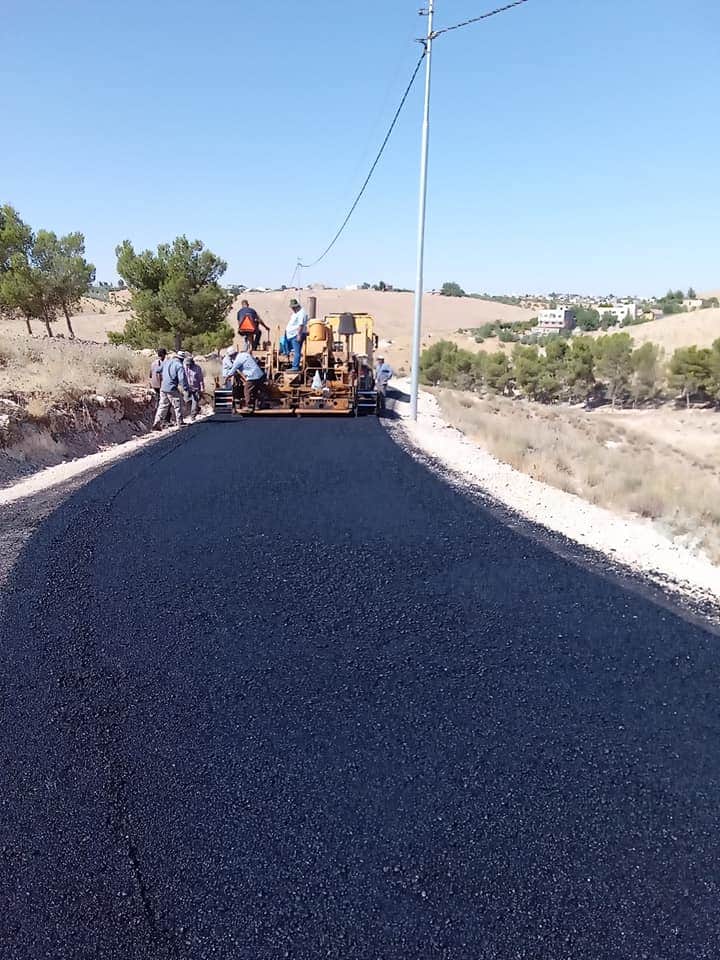 مأدبا : البدء بعمل الخلطة الإسفلتية لعدة شوارع في منطقة مليح