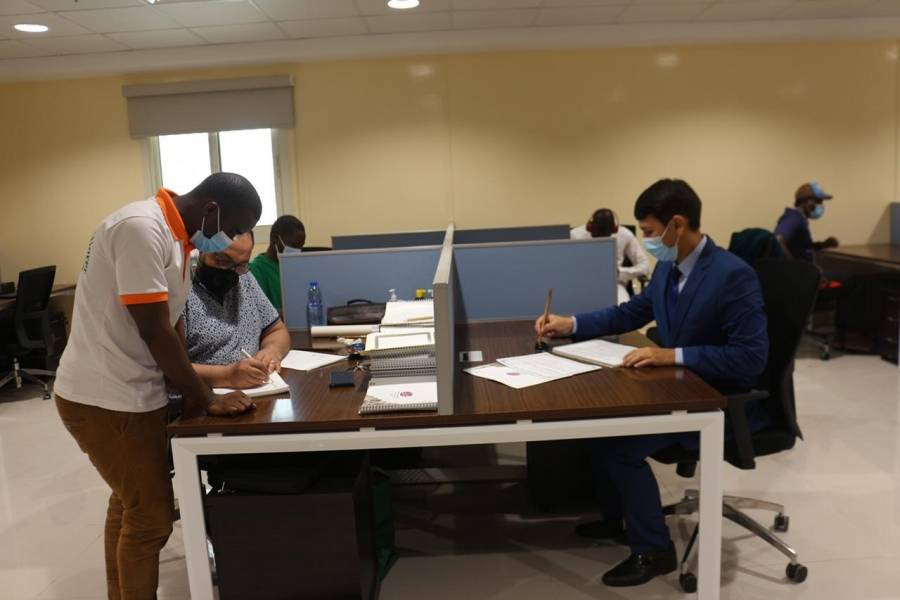 الجامعة القاسمية تنظم وِرَشاً في فن الخط العربي لطلبتها