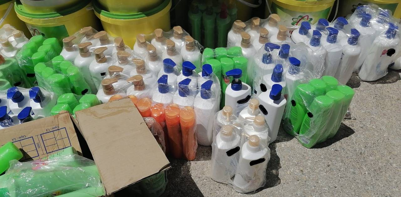 المواصفات تحبط عملية تقليد شامبو وتصادر  آلاف الليترات قبل طرحها في الأسواق