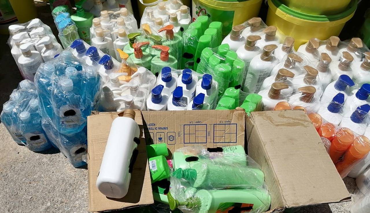 المواصفات تحبط عملية تقليد شامبو وتصادر  آلاف الليترات قبل طرحها في الأسواق