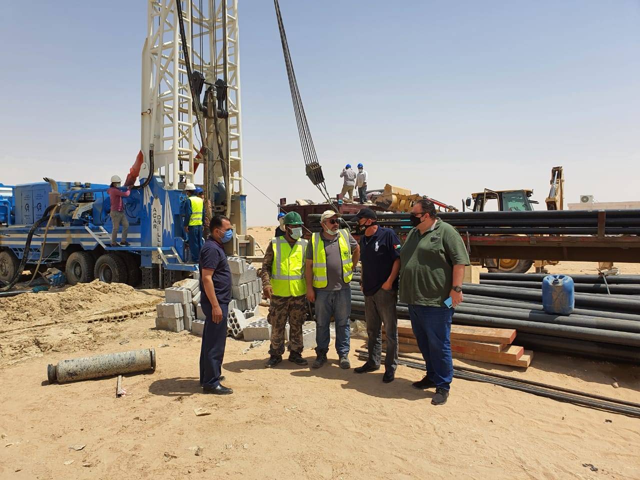 وزير المياه والري يشرف على حفر ابار المبادرات الملكية بحضور خبراء اقليمين .. فيديو