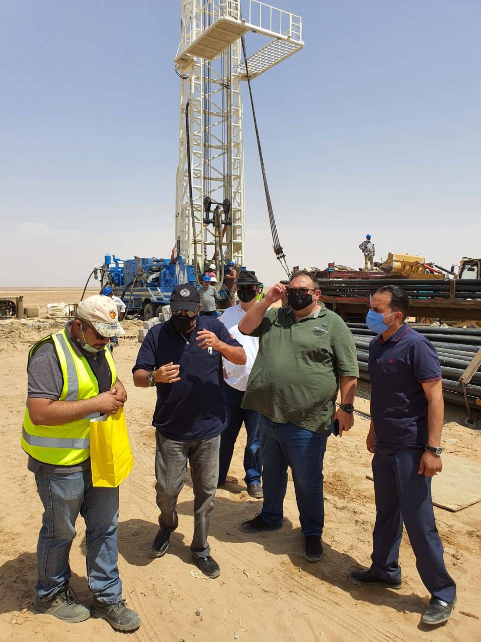 وزير المياه والري يشرف على حفر ابار المبادرات الملكية بحضور خبراء اقليمين .. فيديو