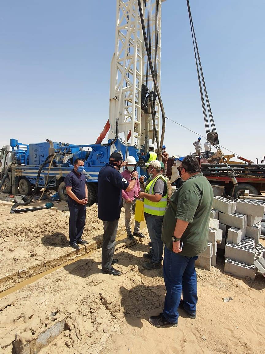 وزير المياه والري يشرف على حفر ابار المبادرات الملكية بحضور خبراء اقليمين .. فيديو