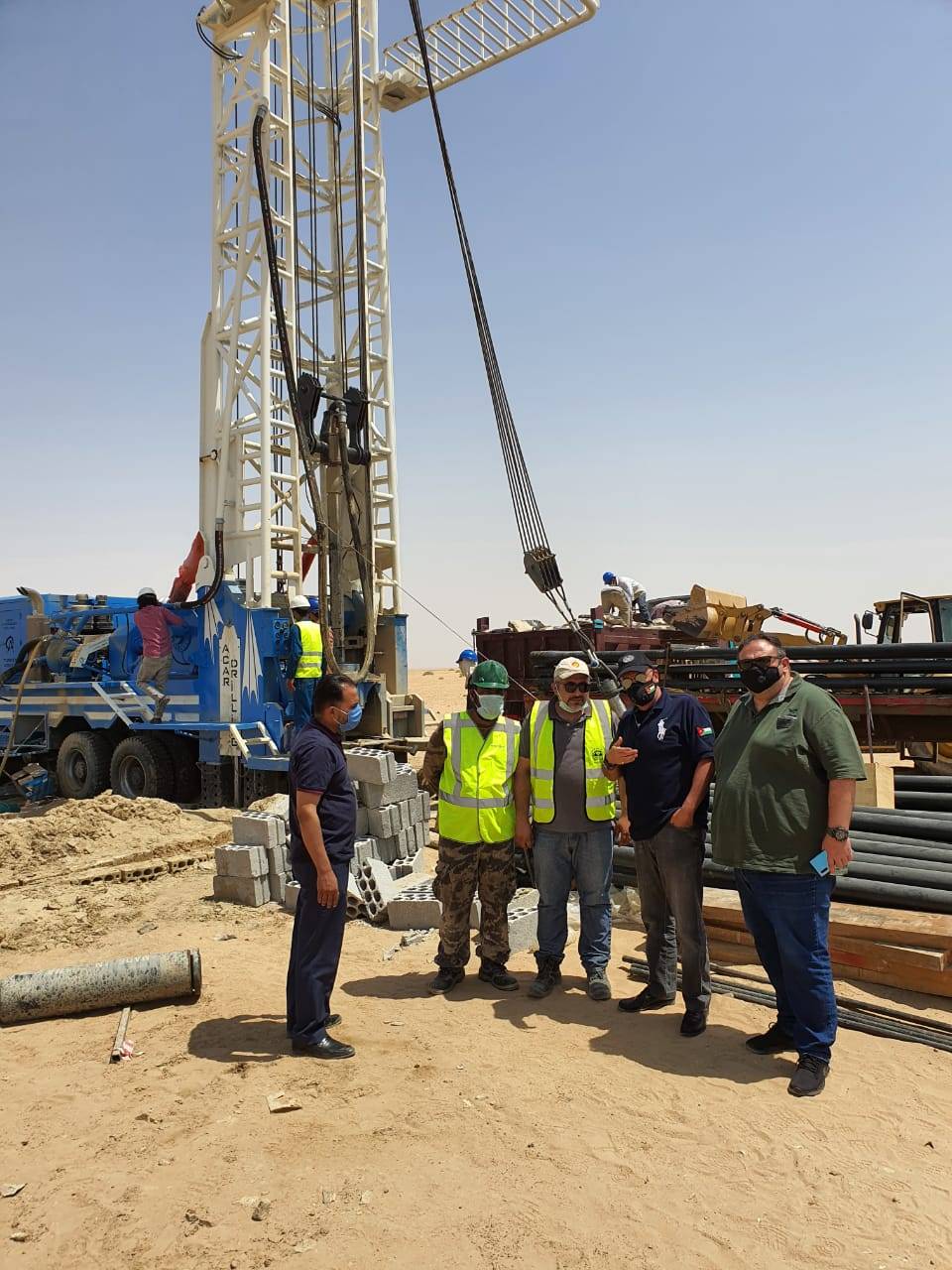 وزير المياه والري يشرف على حفر ابار المبادرات الملكية بحضور خبراء اقليمين .. فيديو
