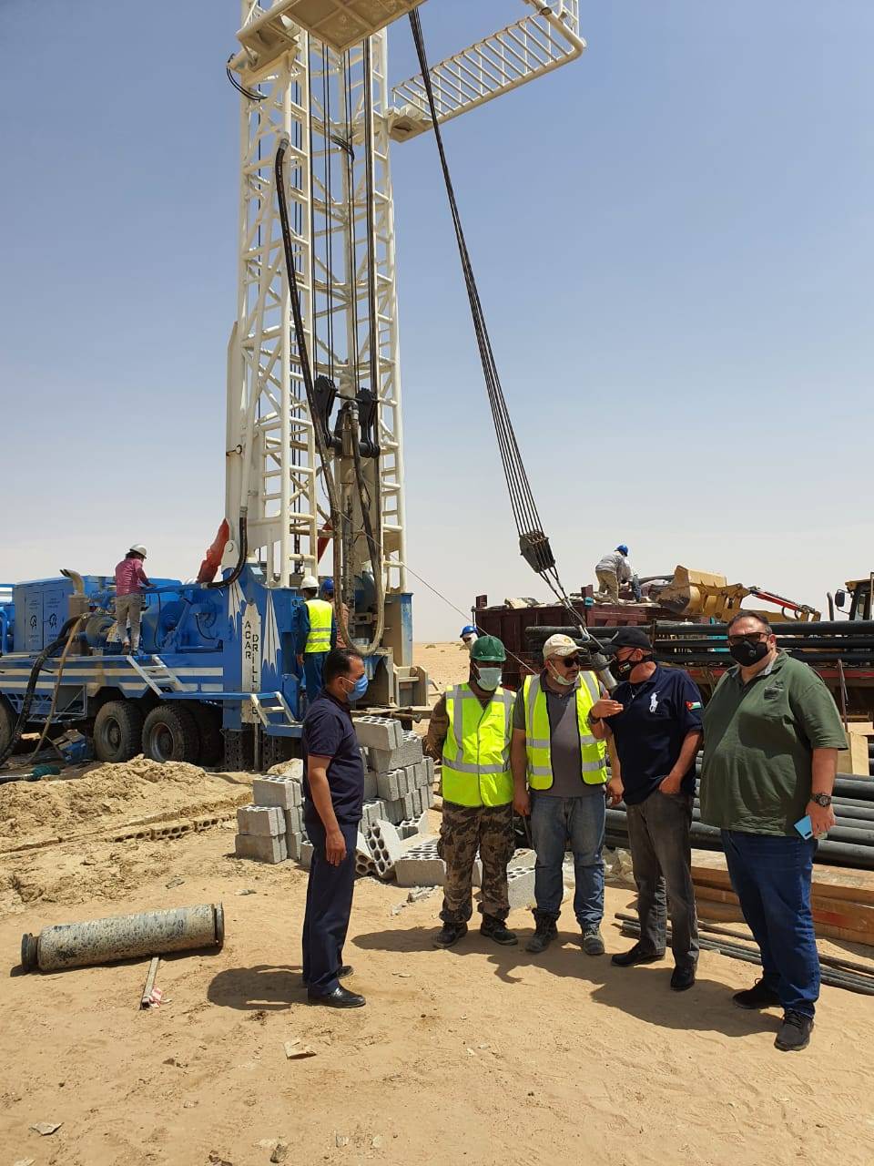 وزير المياه والري يشرف على حفر ابار المبادرات الملكية بحضور خبراء اقليمين .. فيديو