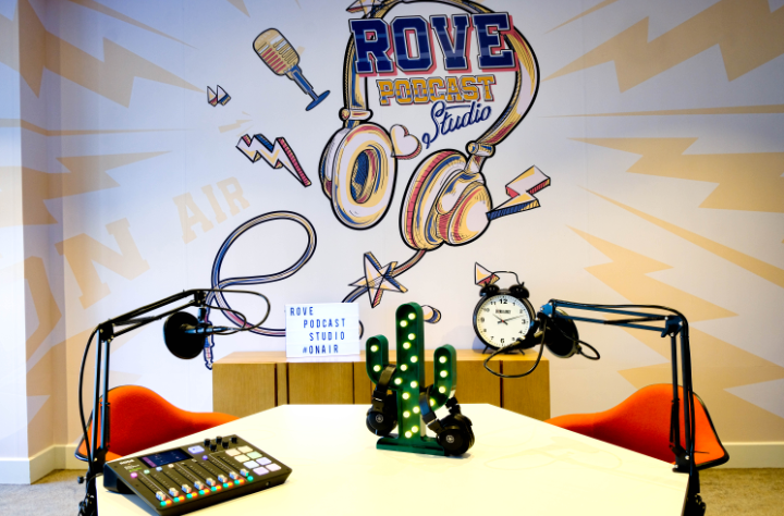 روڤ للفنادق تطلق استديو روڤ بودكاست مجاناً ولفترة محدودة