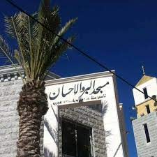 مستوطنون متطرفون يهود يحرقون اجزاء من مسجد البر والإحسان في مدينة البيرة