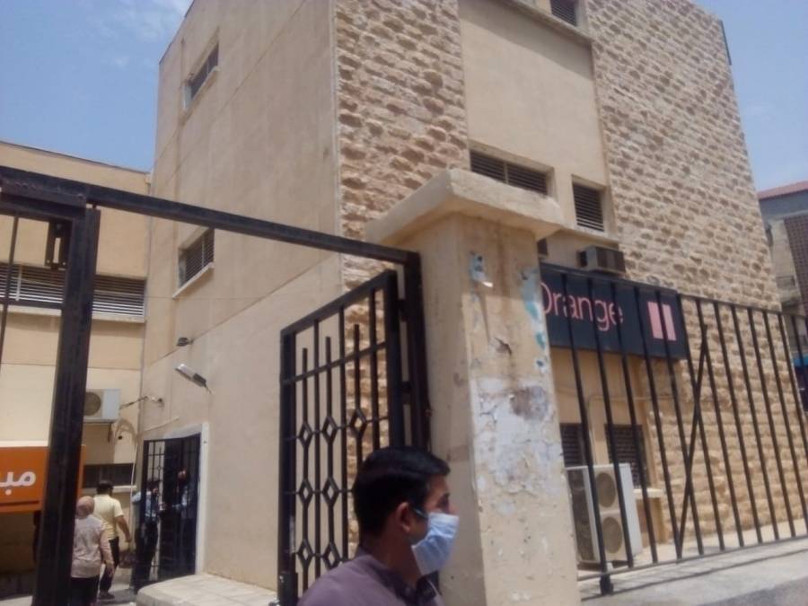 مادبا : ازدحامات متكررة أمام مكاتب شركة اورانج .. أمام مدير شركة اورانج في مادبا