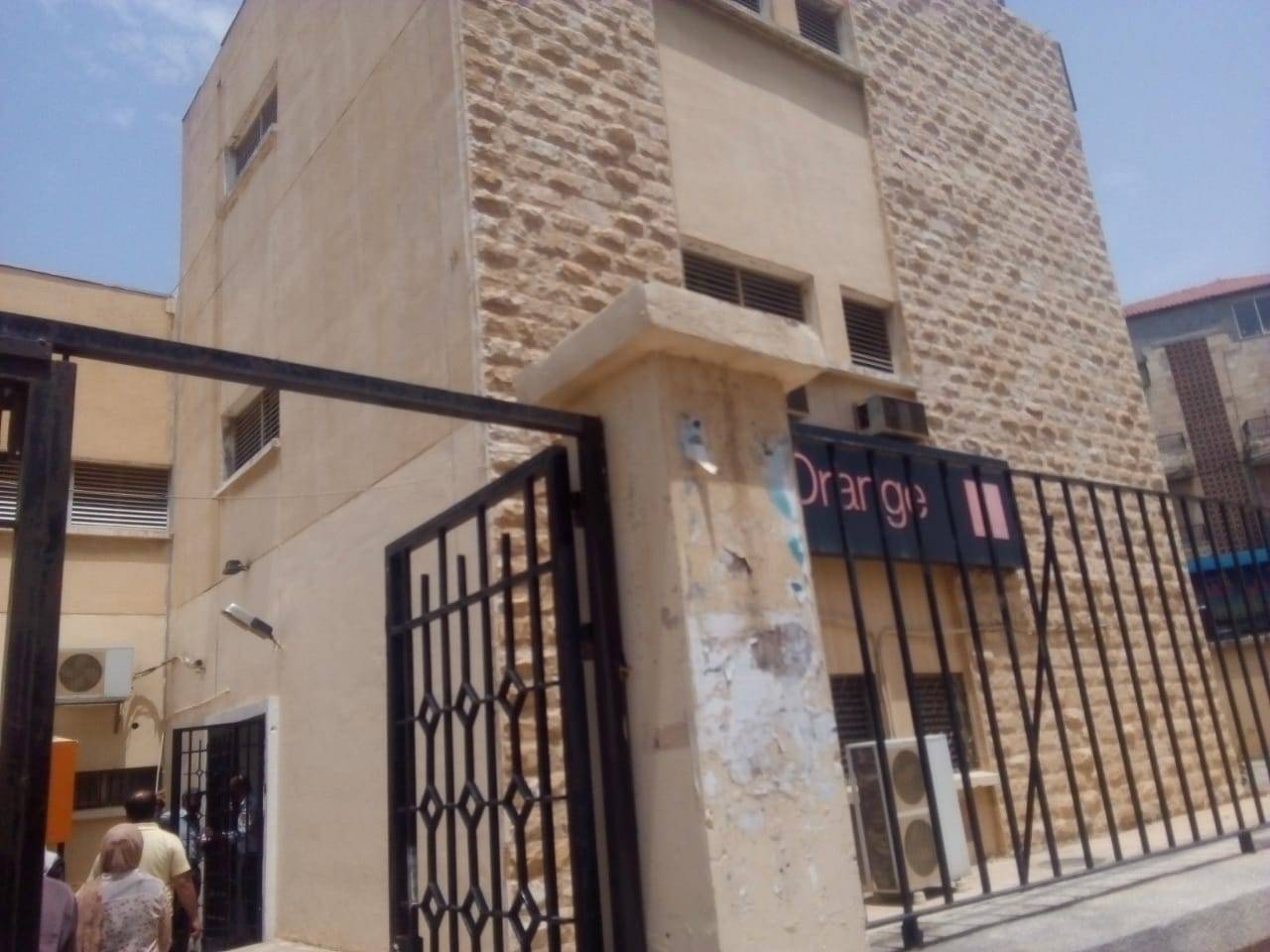 مادبا : ازدحامات متكررة أمام مكاتب شركة اورانج .. أمام مدير شركة اورانج في مادبا