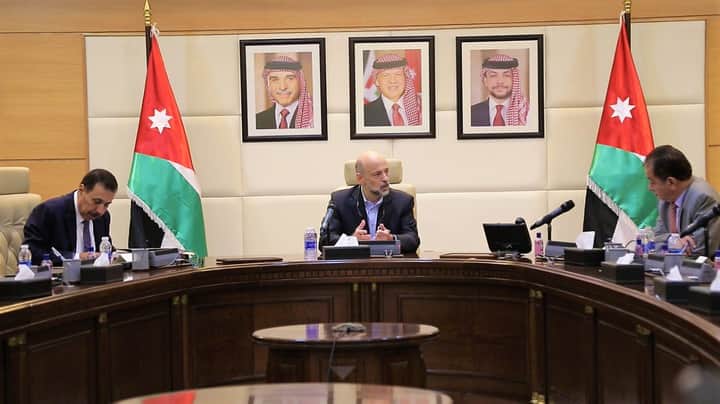 الرزاز : النقابات المهنية جزء من النسيج الوطني وجميع المؤسسات في الدولة تخضع للقانون وتلتزم بأحكامه