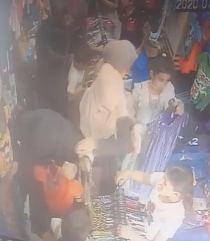 مادبا : سيدة تتعرض لعملية نشل اثناء التسوق  ..  فيديو