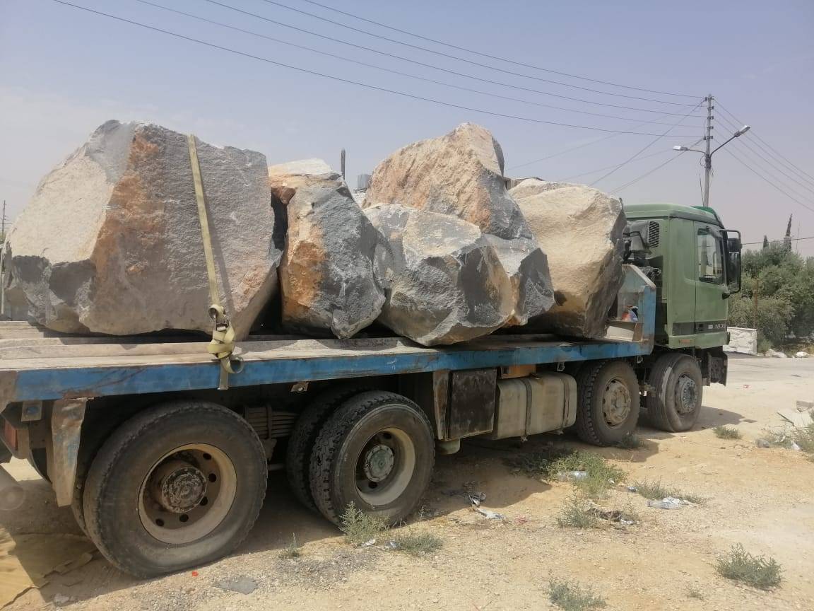 وزارة المياه : مجددا .. ضبط شاحنتين محملتين بالبازلت المستخرج بطريقة مخالفة في الهاشمية