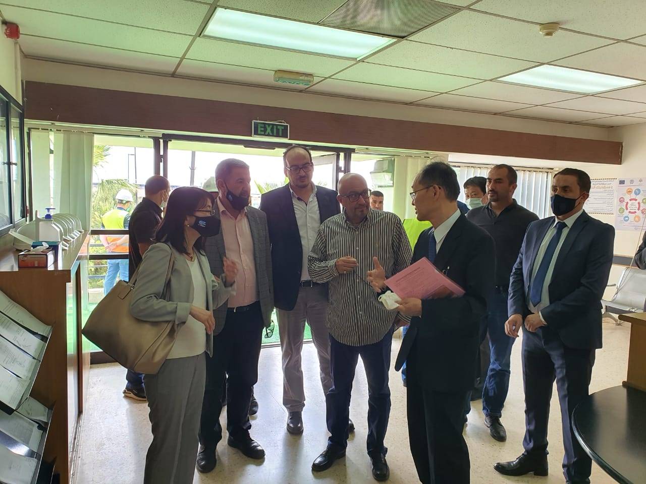 وزير المياه والري والسفير الياباني يطلعان على مشروع تطوير منظومة مياه زي .. فيديو